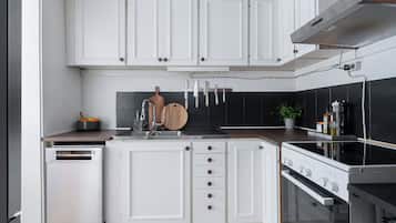 Fridge, oven, dishwasher, cookware/dishes/utensils