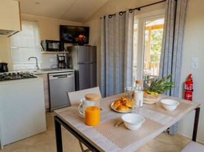 Dining - Mobile home with AC - 4 guests (Balaruc-les-Bains)