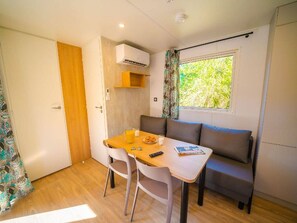 Dining - Comfortable mobile home - 6 guests (Balaruc-les-Bains)