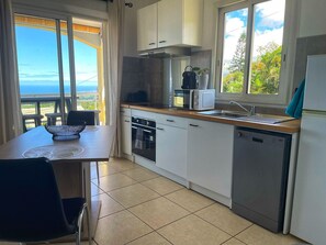 Fridge, microwave, oven, dishwasher - Peaceful lodging in Tampon, ocean view - 2 guests (Le Tampon)
