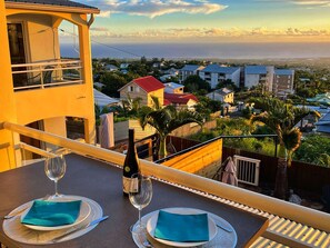Outdoor dining - Peaceful lodging in Tampon, ocean view - 2 guests (Le Tampon)
