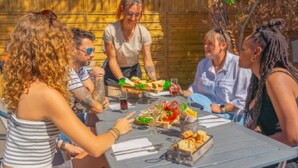 A group of people sitting around a table with food and drinks, outdoors. - Mobile home, pets welcome - 2 guests (Balaruc-les-Bains)