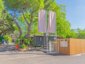 A gated area with a wooden fence, a small building, and a clear sky. - Cottage with AC, pets allowed - 6 guests (Balaruc-les-Bains)