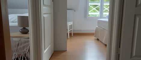 Tabla de planchar con plancha y wifi