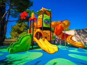 A playground with slides and climbing structures. - Air-conditioned mobile home - 4 guests (Balaruc-les-Bains)