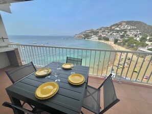 Outdoor dining - Apartment in Roses with terrace, air conditioning, parking and WIFI, steps from the beach (Roses)