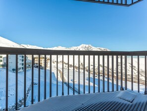 A snow-covered mountain view from a balcony with metal railings. - Apartment for 4 near ski slopes with view (Saint-Lary-Soulan)