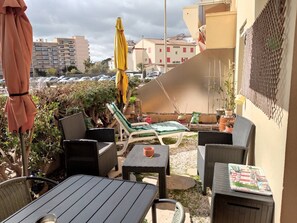 Outdoor dining - Charming apartment, port view - 4 guests (Canet-Plage)