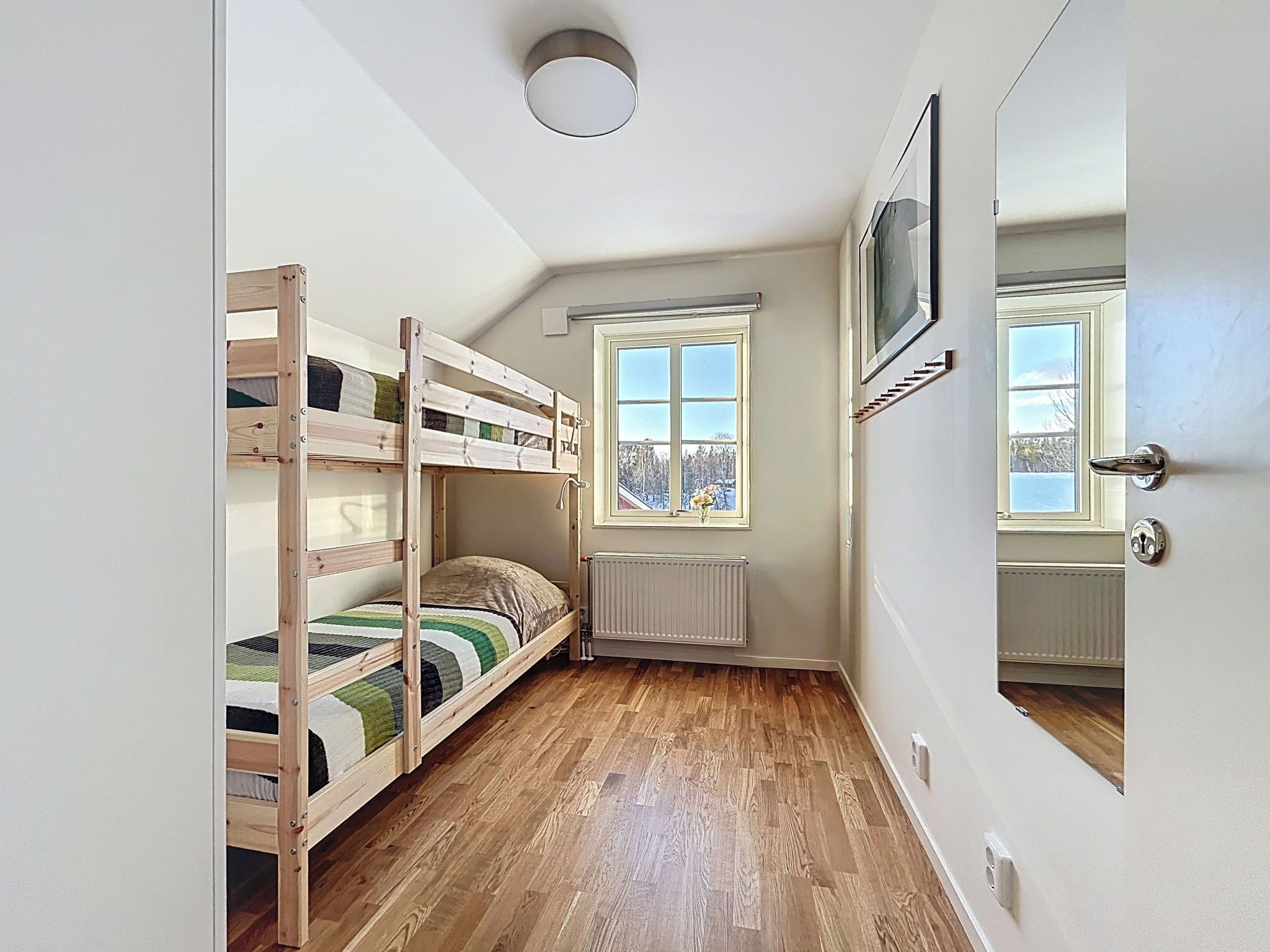 3 bedrooms, desk, internet