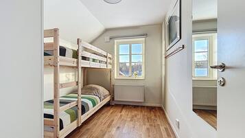 3 bedrooms, desk, internet