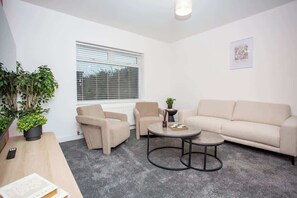 Smart TV, offices - Vacant Nests | The Byron | Coastal | Wi-Fi (Blyth)