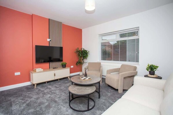 Smart TV, offices - Vacant Nests | The Byron | Coastal | Wi-Fi (Blyth)