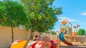 A playground with a slide and climbing structures. - Mobile home - AC - 4 guests (Frontignan)