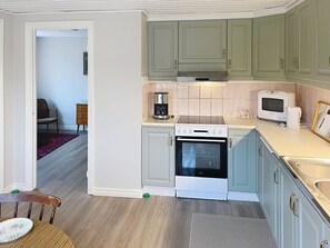 Fridge, microwave, oven, cookware/dishes/utensils