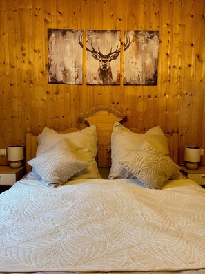 1 bedroom, free WiFi, bed sheets - Haus Raphael - carvings - at the edge of the forest - dogs welcome (Halsbach)