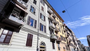A multi-story building with balconies, a central entrance, and a clear sky. - Welcome to Il Giardino di Bryan, a peaceful oasis in the heart of La Spezia, perfect for those who want to enjoy the city while relaxing in a green and quiet environment.The house enjoys a strategic location, just 5 minutes’ walk from the train station (La Spezia)