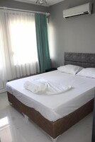 Apartamento básico, 2 habitaciones | Caja fuerte, cortinas opacas, wifi gratis