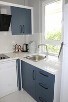 Apartamento básico, 2 habitaciones | Cocina privada | Trona infantil