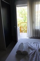 Apartamento básico, 2 habitaciones | Caja fuerte, cortinas opacas, wifi gratis