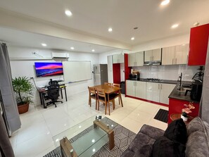 Un appartement moderne comprenant un coin repas, une cuisine et un espace de vie.