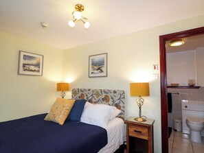 4 bedrooms, individually decorated, individually furnished, free WiFi - Dunhallin House (Inverness)