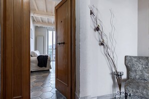 Interior - Bright apartment perfect for 4 people, with 2 bedrooms and 2 bathrooms, located in a period building in the heart of the historic center (ZTL). The apartment boasts all the main comforts, including a private garden, an oasis of peace and greenery in the  (Perugia)