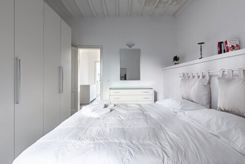 Bright apartment perfect for 4 people, with 2 bedrooms and 2 bathrooms, located in a period building in the heart of the historic center (ZTL). The apartment boasts all the main comforts, including a private garden, an oasis of peace and greenery in the 