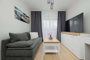 TV, offices - Comfortable Apartment | Balcony | Air Conditioning | Parking. (Warszawa)