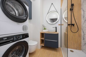 Een douche, een haardroger, handdoeken, shampoo