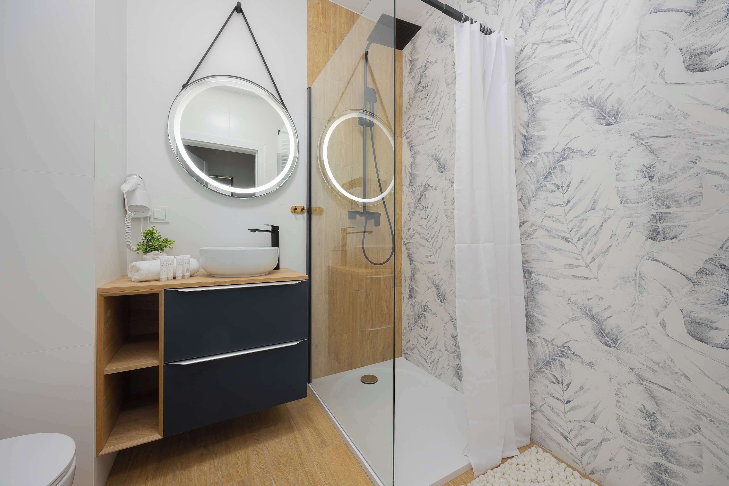 Shower, hair dryer, towels, shampoo