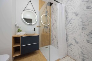 Shower, hair dryer, towels, shampoo - Comfortable Apartment | Balcony | Air Conditioning | Parking. (Warszawa)