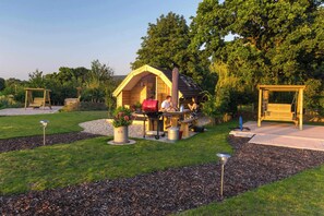 Outdoor dining - Willow Stylish pod with peaceful rural views (Lancercombe)