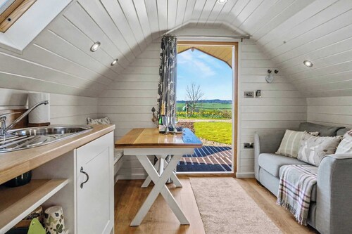 Willow Stylish pod with peaceful rural views