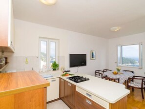 Refrigerador, horno, lavavajillas y utensilios de cocina 