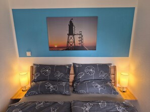 1 chambre, fer et planche à repasser, lit de bébé portatif