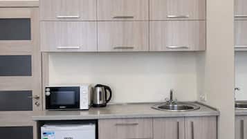 Family Room | Desk, soundproofing, WiFi (free), bed sheets