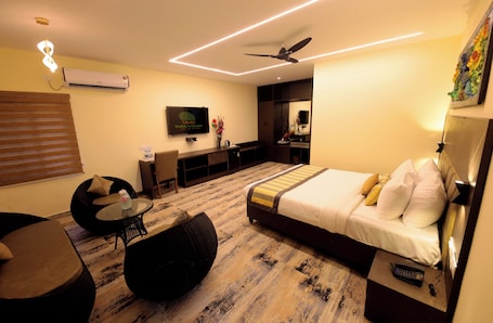 The Grand Nest | Desk, free WiFi. District Gravity