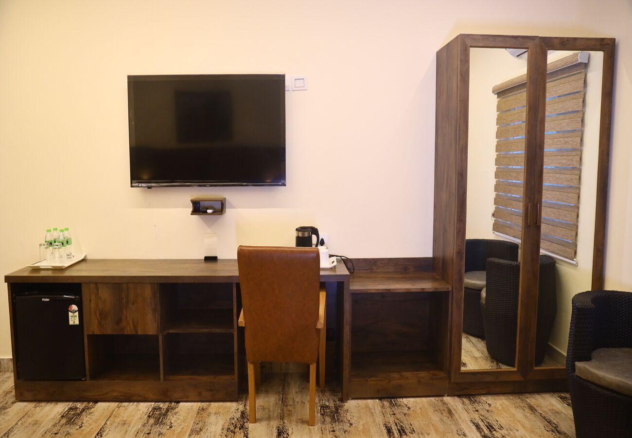 The Twin Heaven | Desk, free WiFi