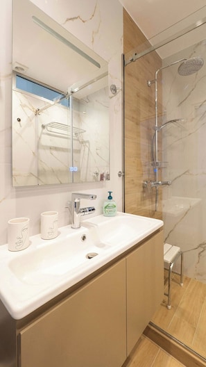Shower, hair dryer, towels, soap - Alexandra's Luxury Heaven by Corfuescapes (Kerkira)
