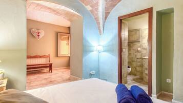5 bedrooms, desk, Internet