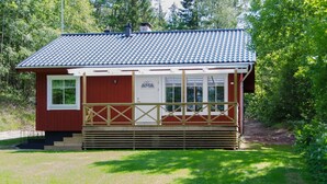 Pieni, yhden kerroksen rakennus, jonka ulkoseinät ovat punaiset, reunalistat valkoiset ja katto on sinisistä tiilistä. Siinä on etukuisti, jossa on kaide, sekä portaat, jotka johtavat sisäänkäynnille.