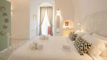 1 bedroom, travel crib