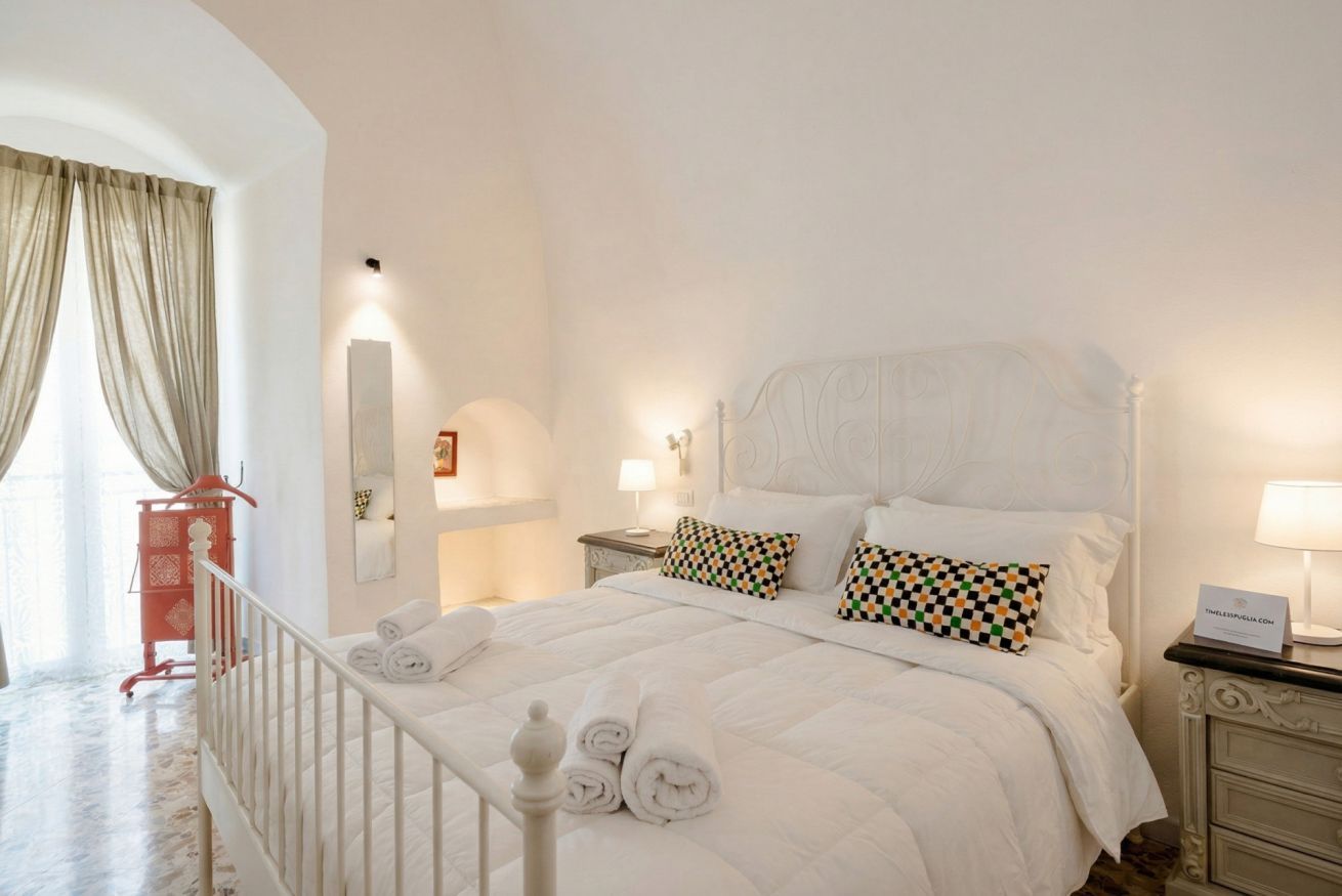 2 bedrooms, travel crib