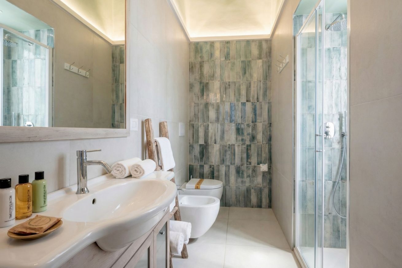 Shower, bidet, towels, shampoo