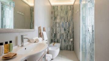 Doccia, bidet, asciugamani, shampoo