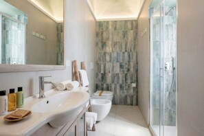 Douche, bidet, serviettes fournies, shampoing