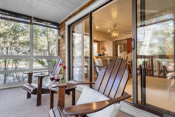 Outdoor dining - Beach access, close to West Beach conference (Kiawah Island)