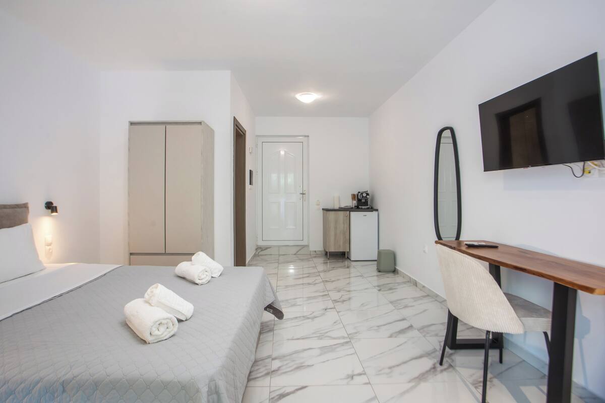 Junior Suite |Terrace | In-room safe, WiFi (free), bed sheets