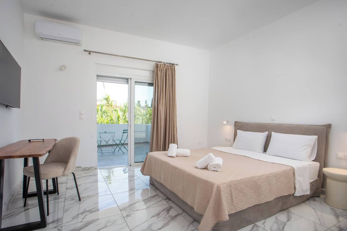 Junior Suite | Balcony | In-room safe, WiFi (free), bed sheets