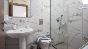 Habitació doble júnior | Bany | Dutxa, articles de tocador gratuïts, assecador de cabells i barnussos 